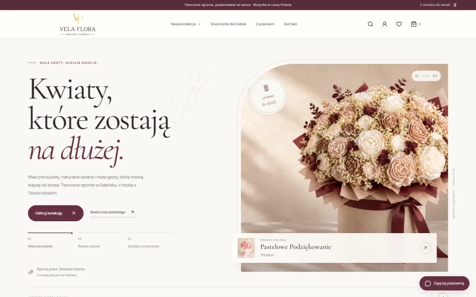 Strona główna sklepu Vela Flora na komputerze – hasło „Kwiaty, które zostają na dłużej.” i zdjęcie wiecznego bukietu w kremowo-bordowej tonacji